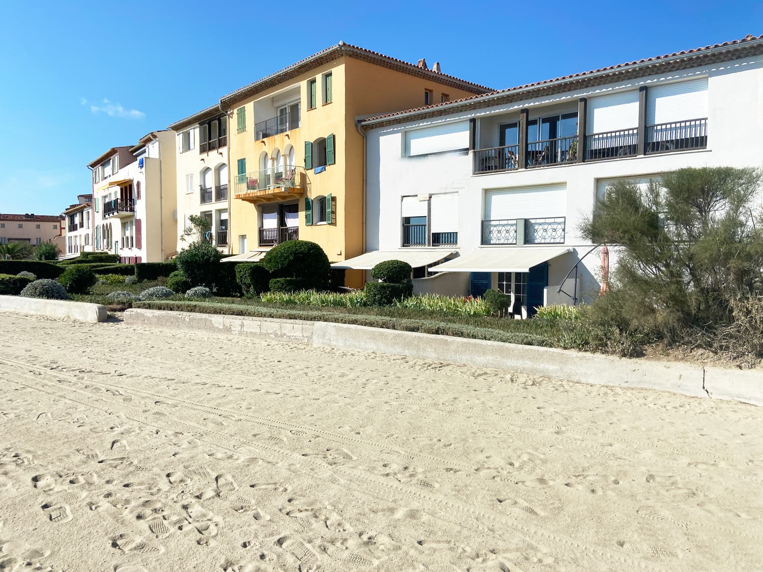 SOLD - PORT-GRIMAUD - FLAT WITH SEA VIEW AND ST-TROPEZ, BEACH