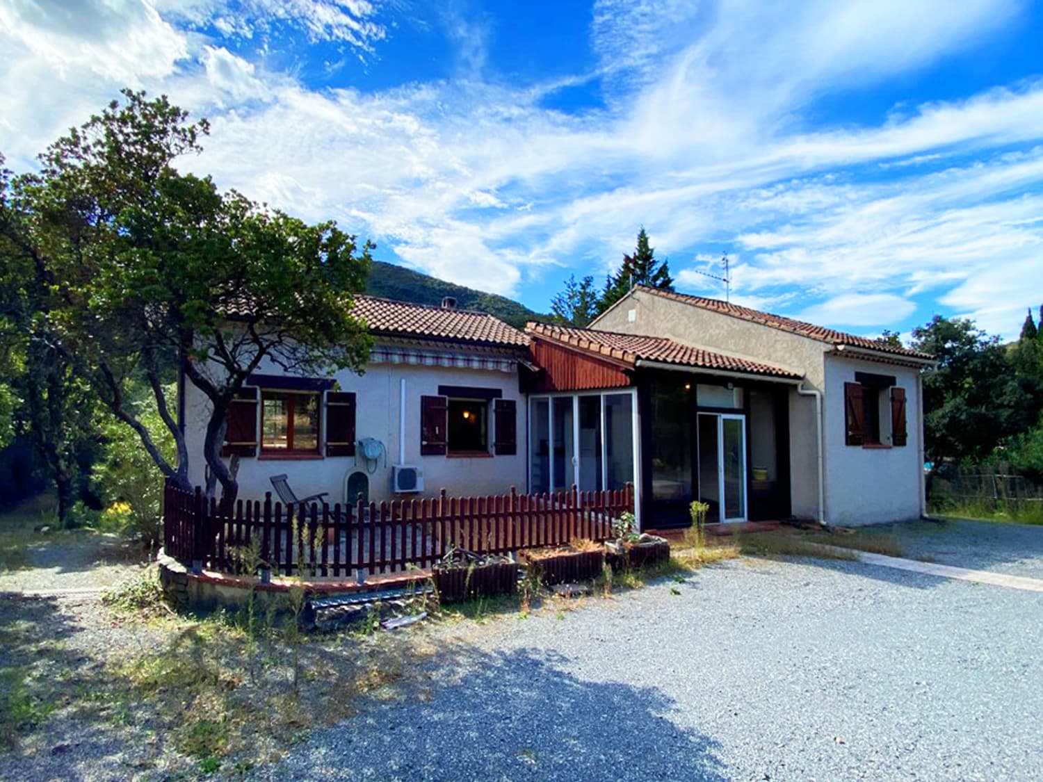 HOUSE TO RENOVATE, POOL AND BEAUTIFUL LAND