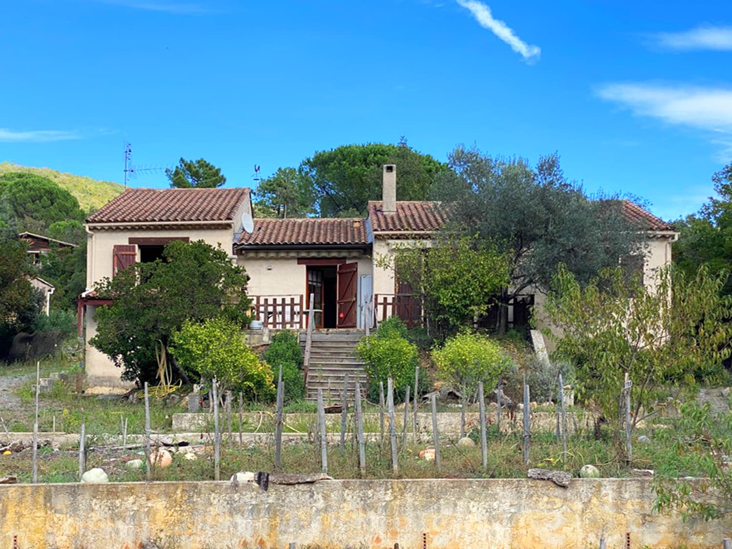 HOUSE TO RENOVATE, POOL AND BEAUTIFUL LAND