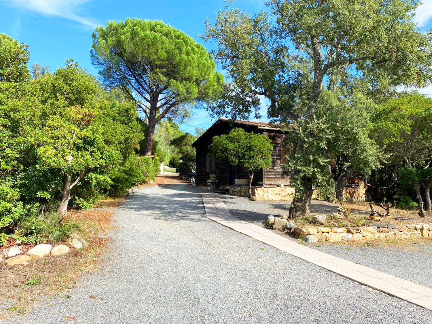 MAISON À RÉNOVER, PISCINE ET BEAU TERRAIN