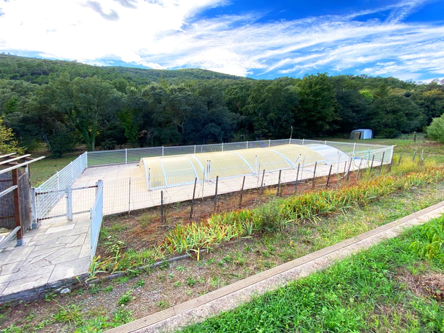 MAISON À RÉNOVER, PISCINE ET BEAU TERRAIN