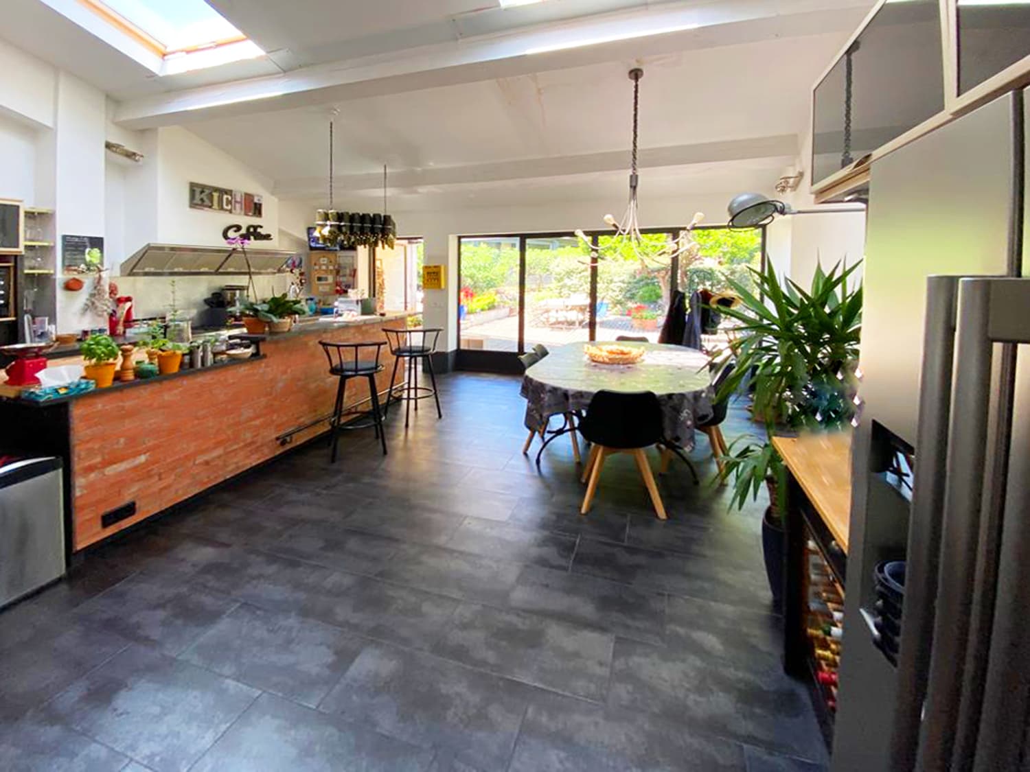 VILLA AND 2 FLATS, SWIMMING POOL, NEAR BEACH