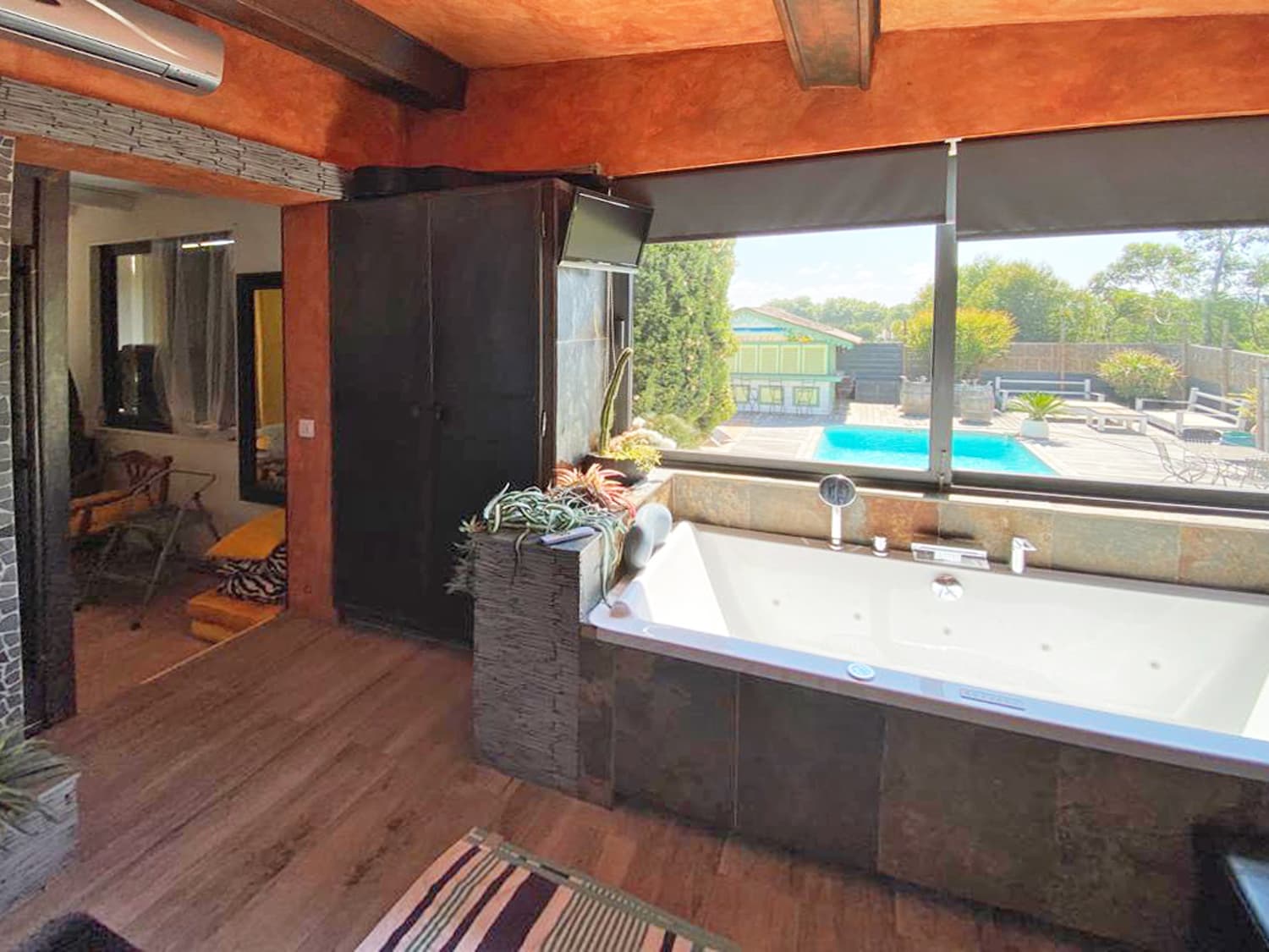 VILLA AND 2 FLATS, SWIMMING POOL, NEAR BEACH