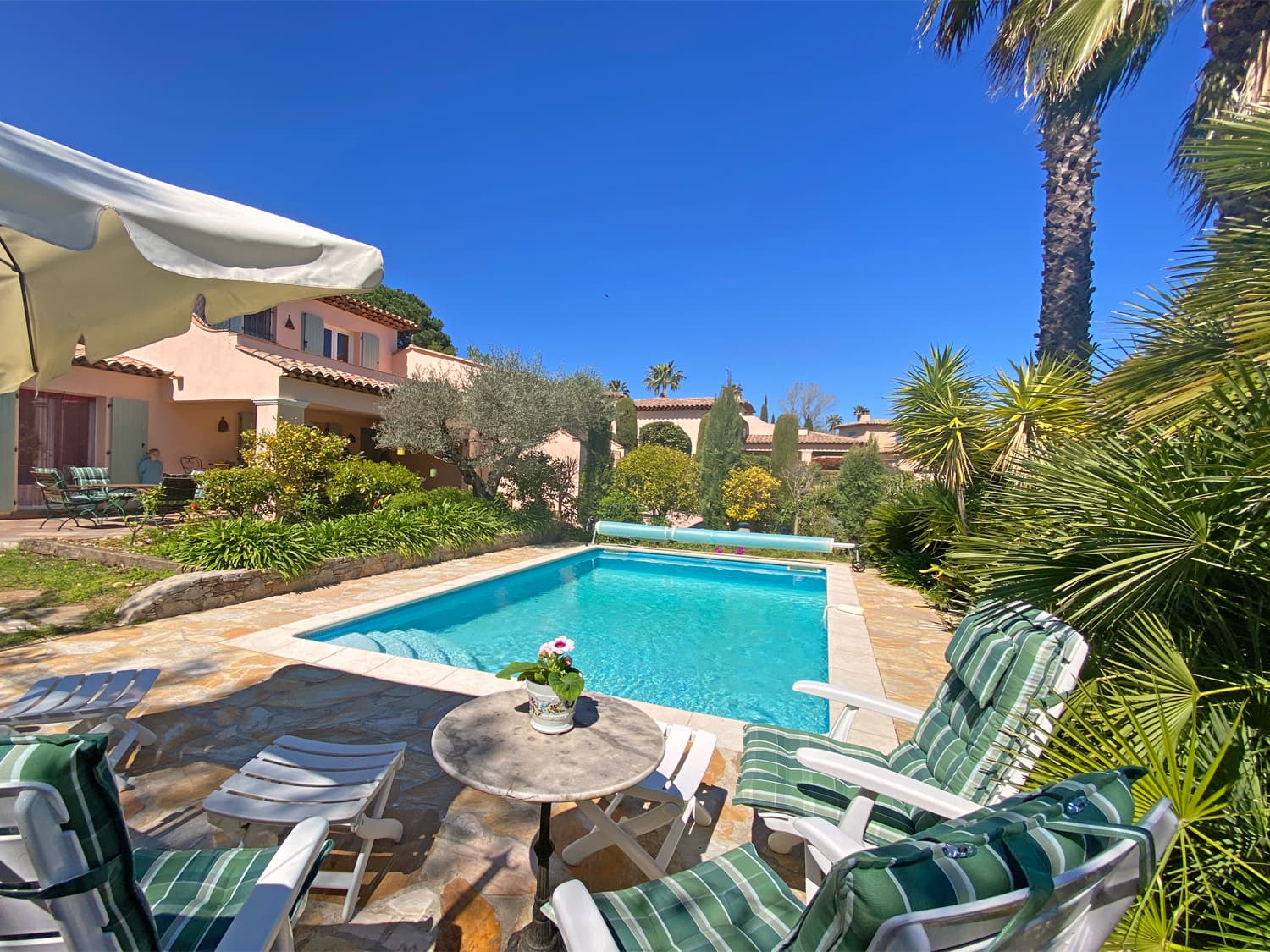 Schöne Villa in ruhiger Lage, Pool