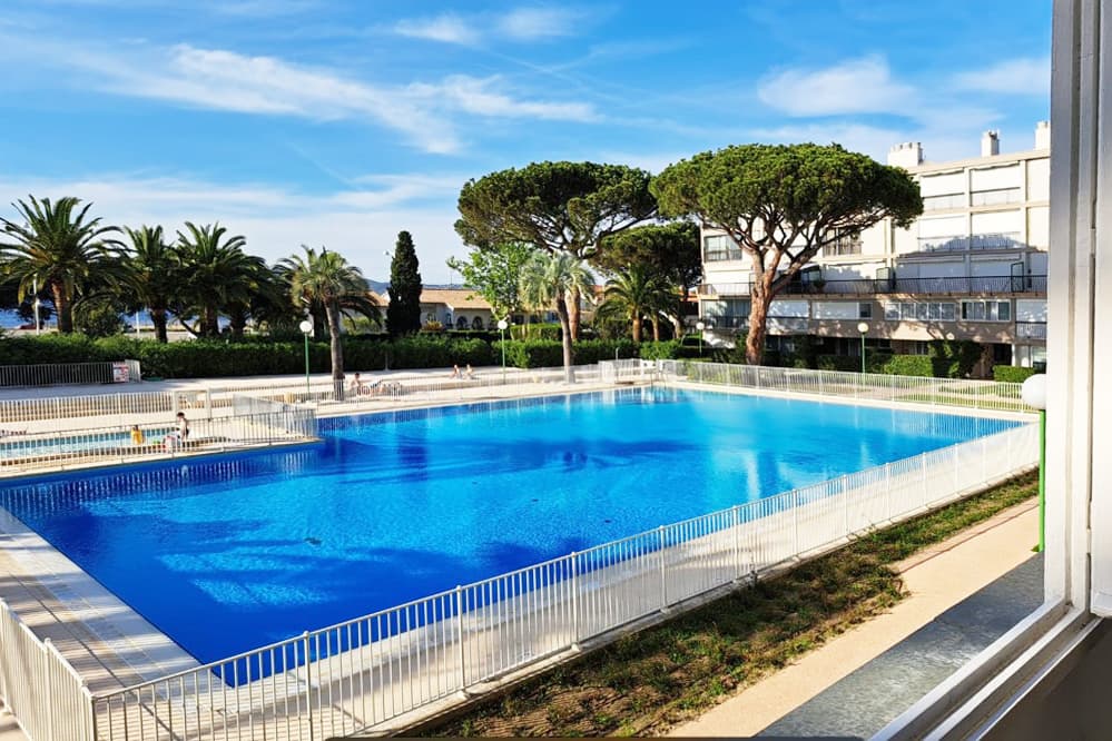 2 ROOM FLAT WITH SEA VIEW