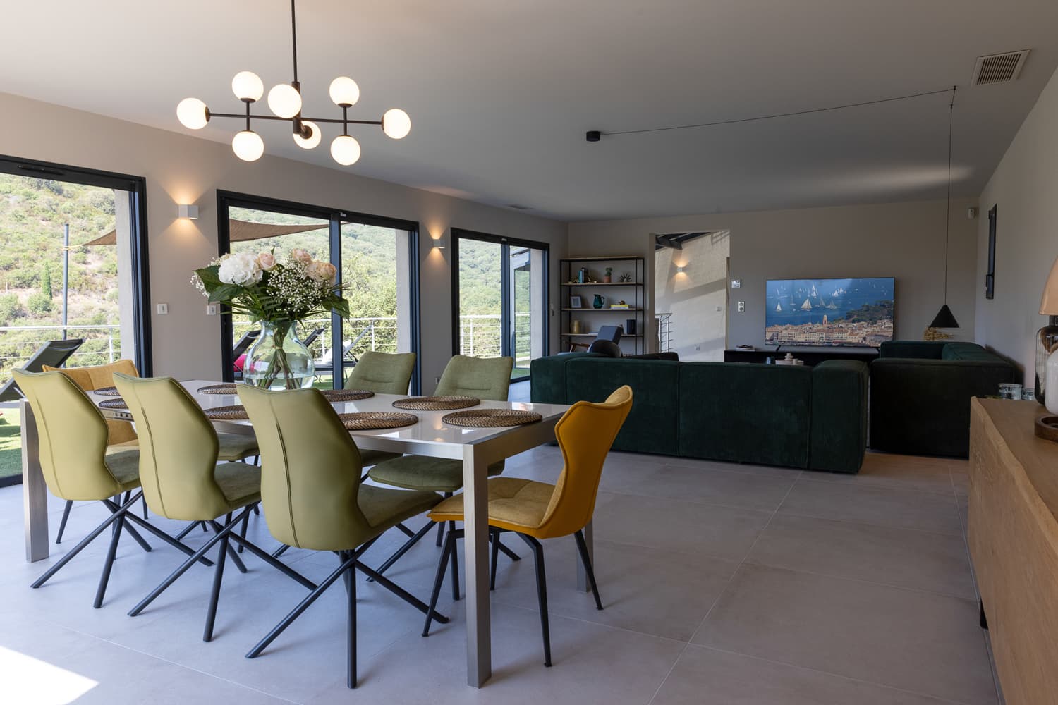 MODERNE VILLA, SCHWIMMBAD, BLICK AUF BERG UND GOLF VON SAINT-TROPEZ