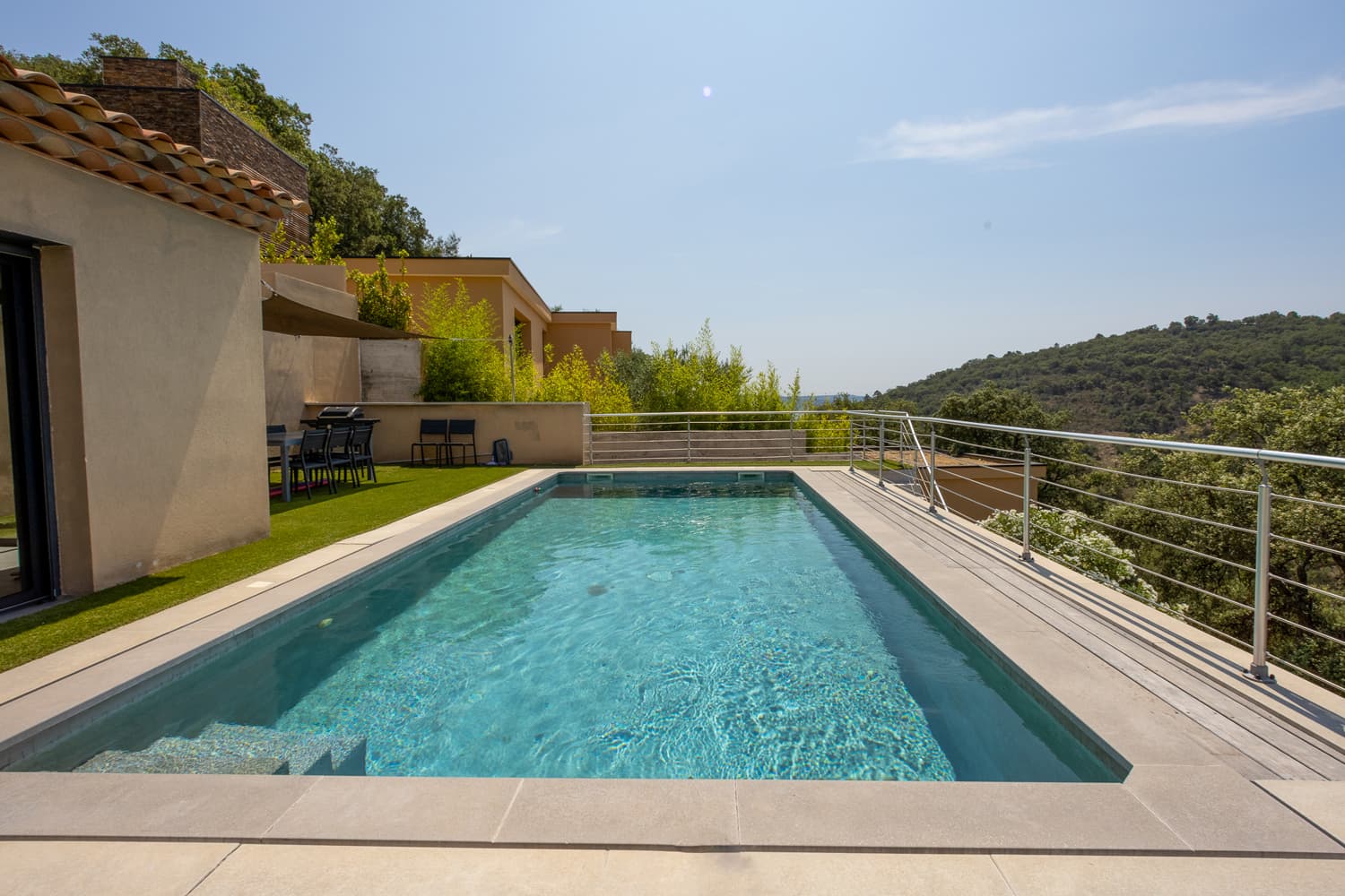 MODERNE VILLA, SCHWIMMBAD, BLICK AUF BERG UND GOLF VON SAINT-TROPEZ