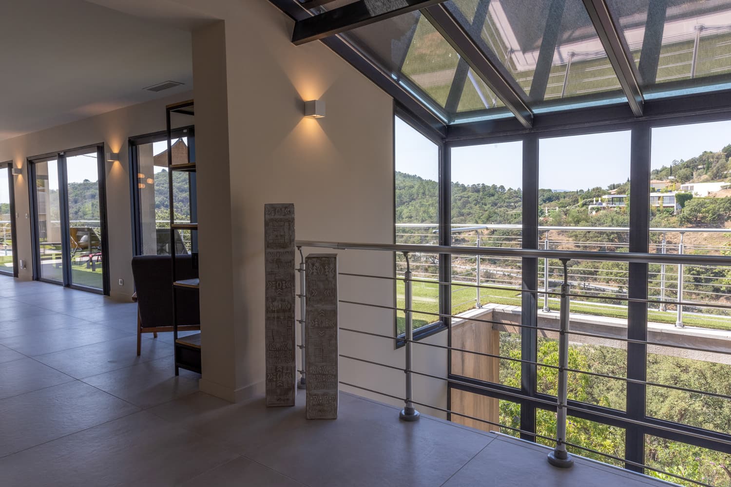 MODERNE VILLA, SCHWIMMBAD, BLICK AUF BERG UND GOLF VON SAINT-TROPEZ