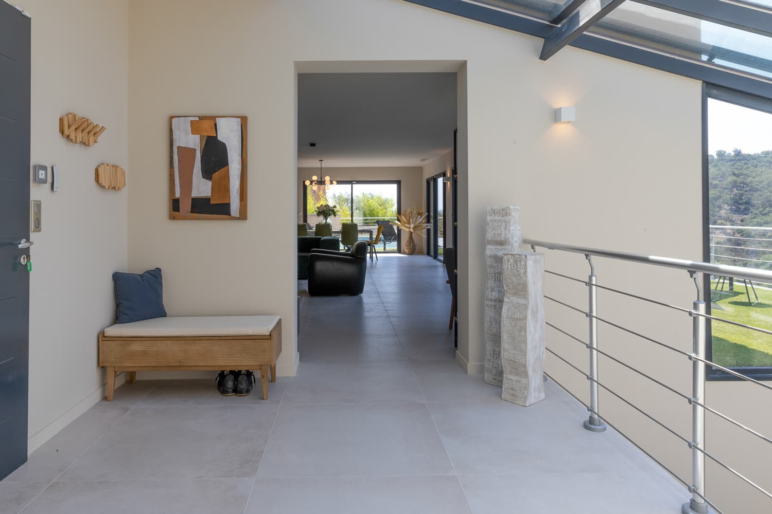 MODERNE VILLA, SCHWIMMBAD, BLICK AUF BERG UND GOLF VON SAINT-TROPEZ