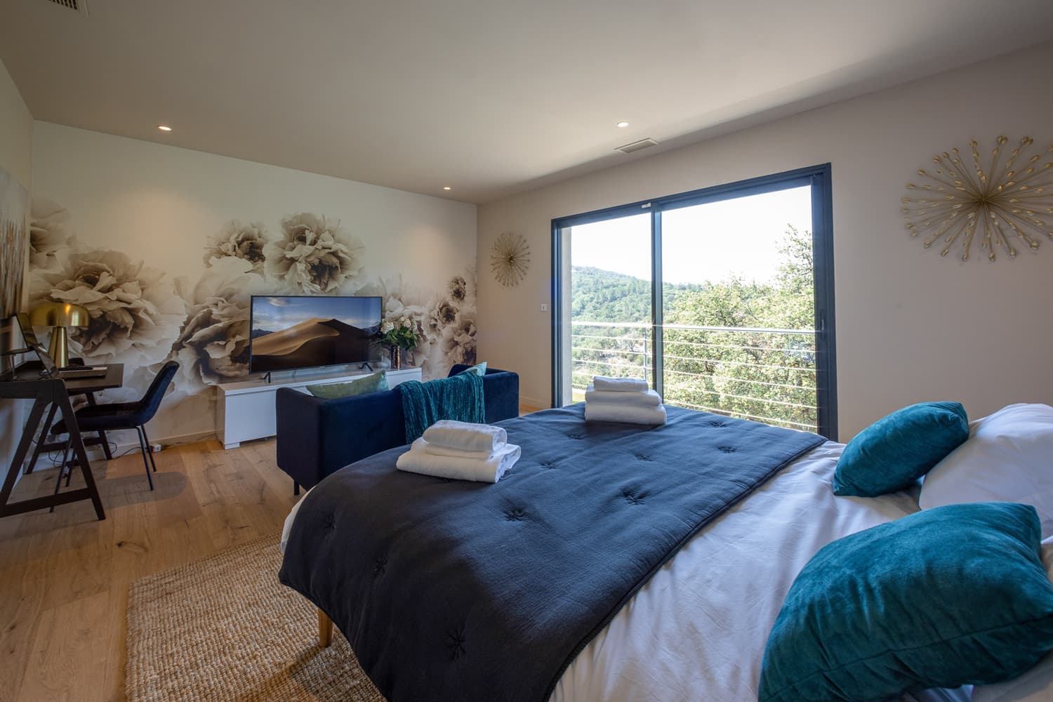MODERNE VILLA, SCHWIMMBAD, BLICK AUF BERG UND GOLF VON SAINT-TROPEZ