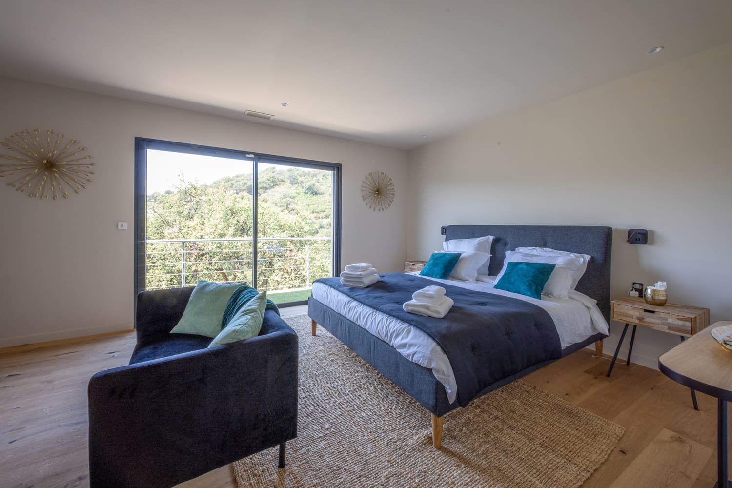 MODERNE VILLA, SCHWIMMBAD, BLICK AUF BERG UND GOLF VON SAINT-TROPEZ