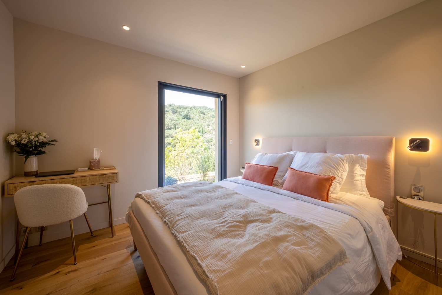MODERNE VILLA, SCHWIMMBAD, BLICK AUF BERG UND GOLF VON SAINT-TROPEZ