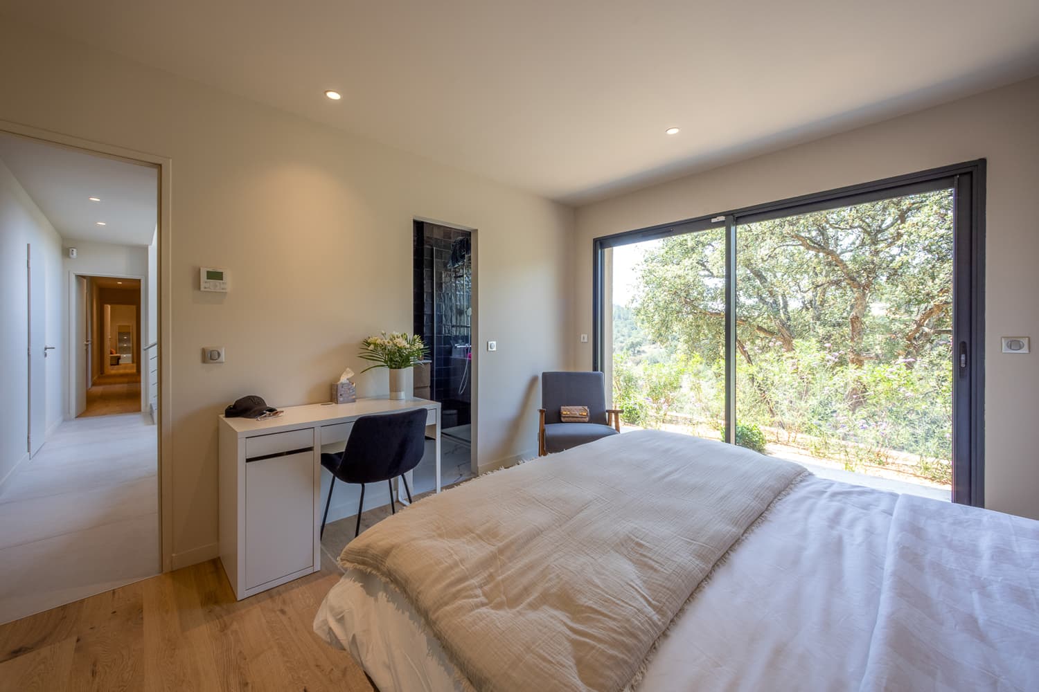 MODERNE VILLA, SCHWIMMBAD, BLICK AUF BERG UND GOLF VON SAINT-TROPEZ