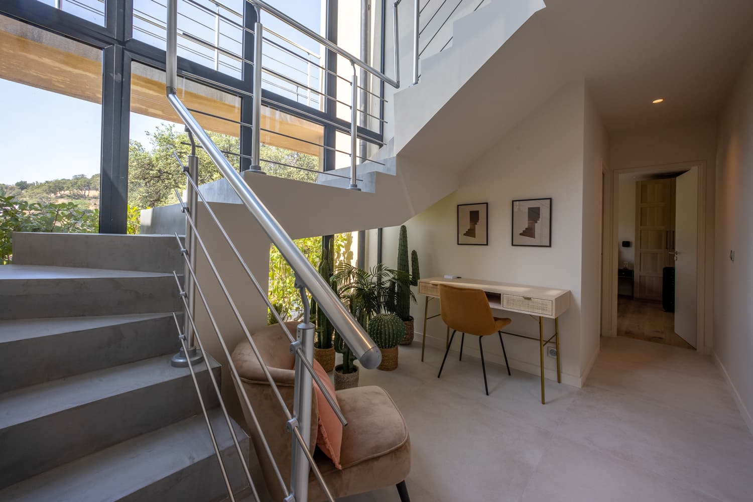 MODERNE VILLA, SCHWIMMBAD, BLICK AUF BERG UND GOLF VON SAINT-TROPEZ