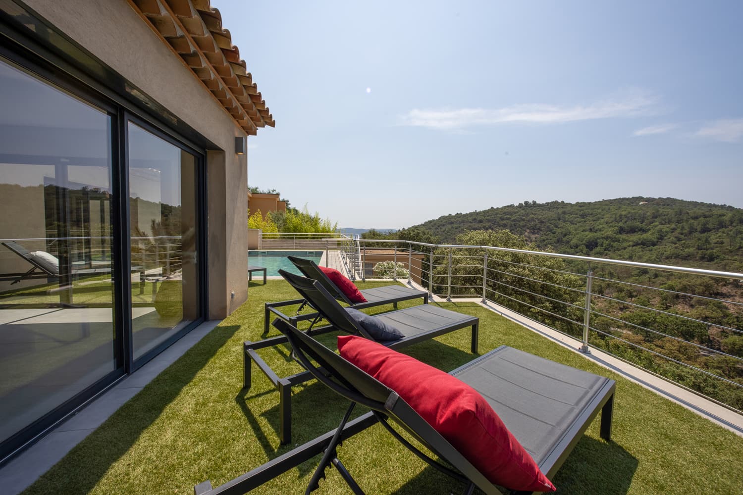 MODERNE VILLA, SCHWIMMBAD, BLICK AUF BERG UND GOLF VON SAINT-TROPEZ