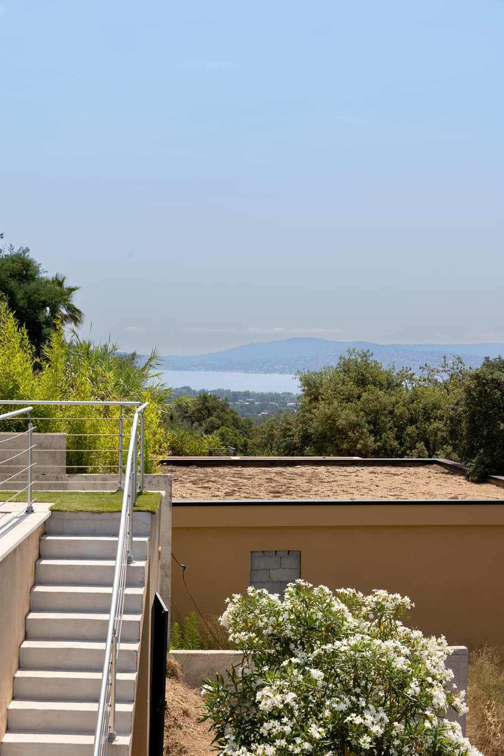 MODERNE VILLA, SCHWIMMBAD, BLICK AUF BERG UND GOLF VON SAINT-TROPEZ
