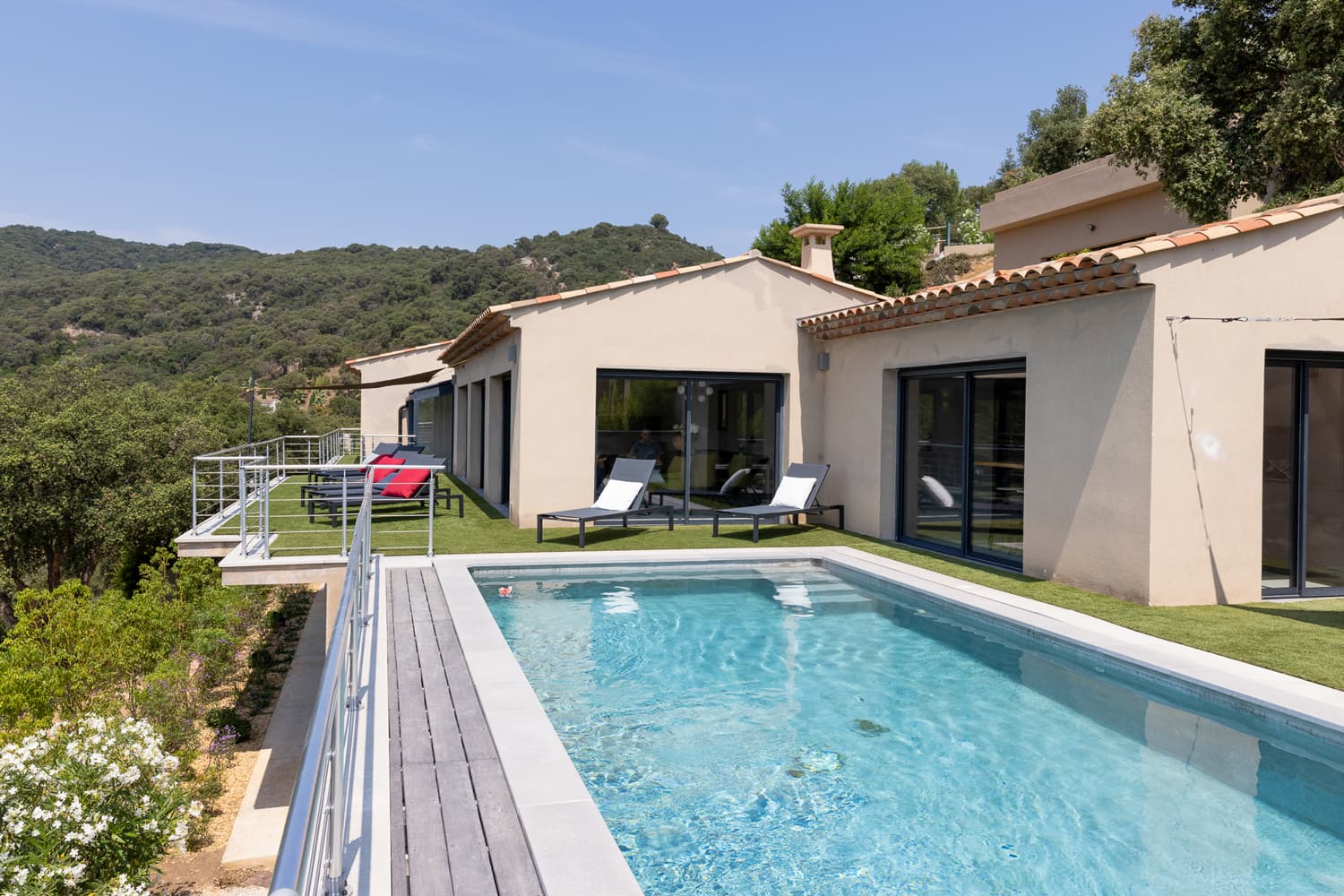 MODERNE VILLA, SCHWIMMBAD, BLICK AUF BERG UND GOLF VON SAINT-TROPEZ